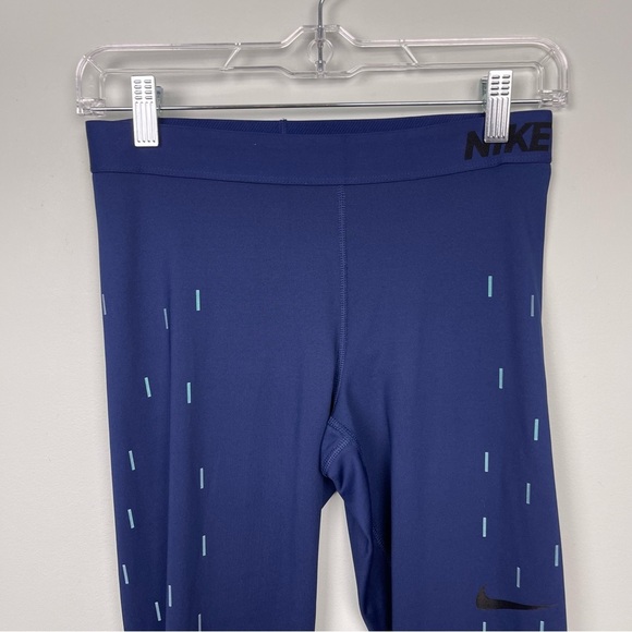Nike Pro Linear Rain Reflective Printed Capri Leggings - Picture 6 of 7